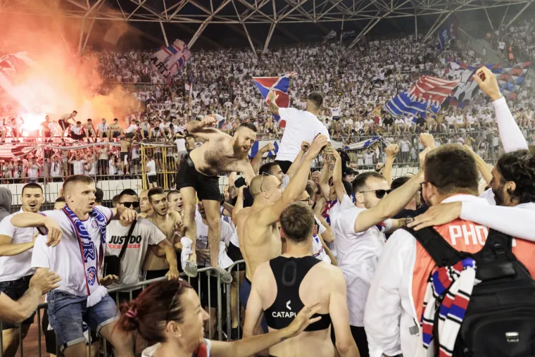 Nevjerojatne scene! Navijači uletjeli na travnjak i proslavili naslov kupa: Armada bacala baklje na svečanu ložu