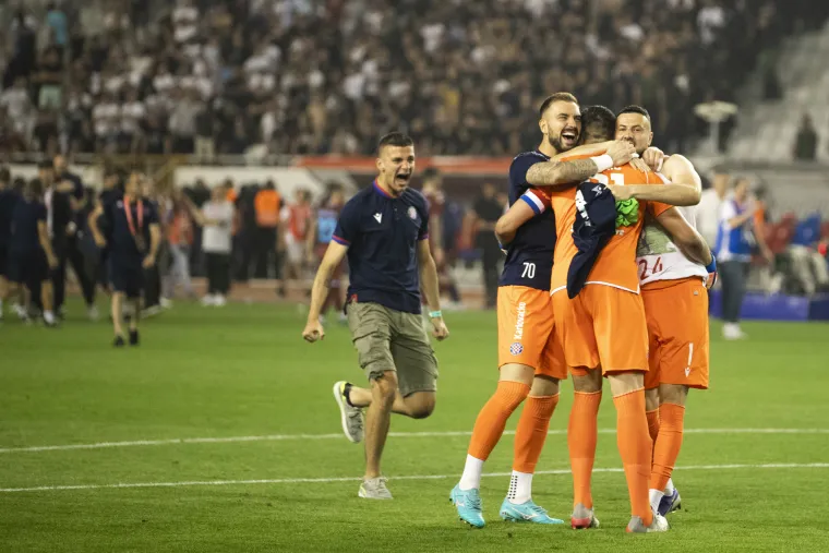 Nevjerojatne scene! Navijači uletjeli na travnjak i proslavili naslov kupa: Armada bacala baklje na svečanu ložu