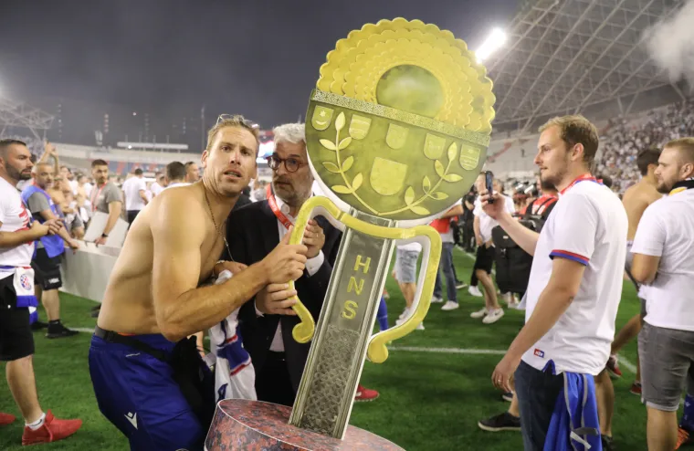 Nevjerojatne scene! Navijači uletjeli na travnjak i proslavili naslov kupa: Armada bacala baklje na svečanu ložu