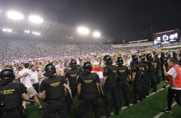 Nevjerojatne scene! Navijači uletjeli na travnjak i proslavili naslov kupa: Armada bacala baklje na svečanu ložu
