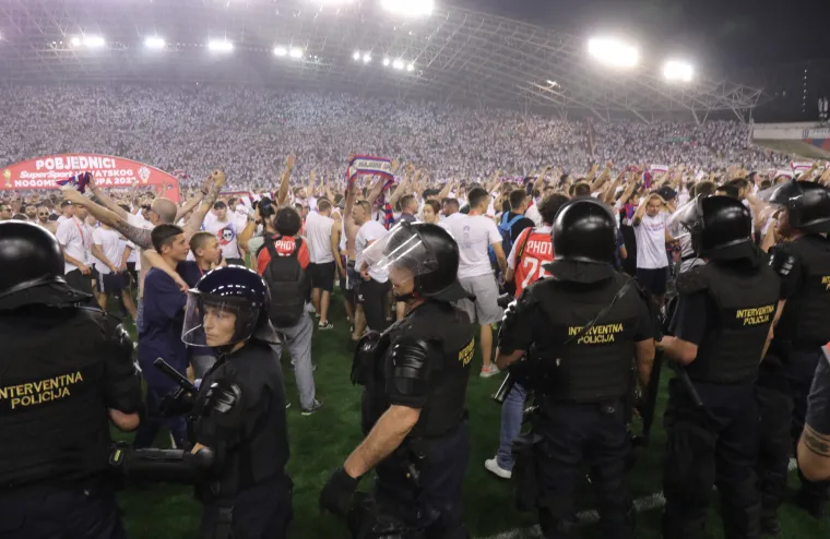 Nevjerojatne scene! Navijači uletjeli na travnjak i proslavili naslov kupa: Armada bacala baklje na svečanu ložu