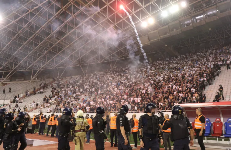Nevjerojatne scene! Navijači uletjeli na travnjak i proslavili naslov kupa: Armada bacala baklje na svečanu ložu