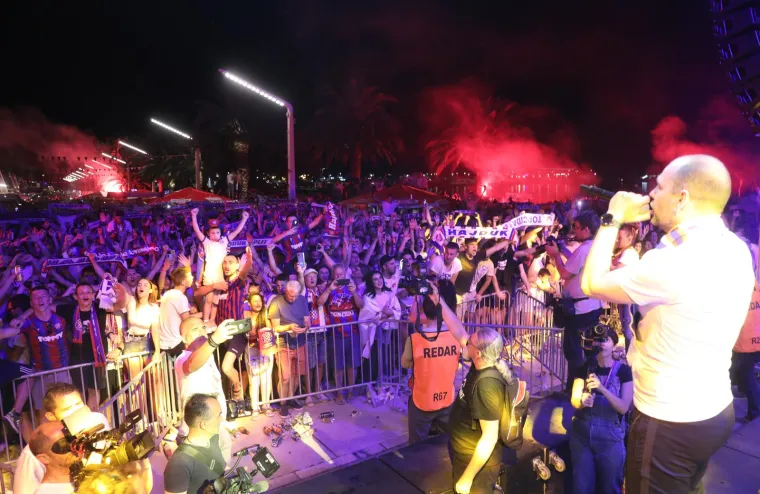 Split je u transu, razdragano mnoštvo zapalio je popularni pjevač