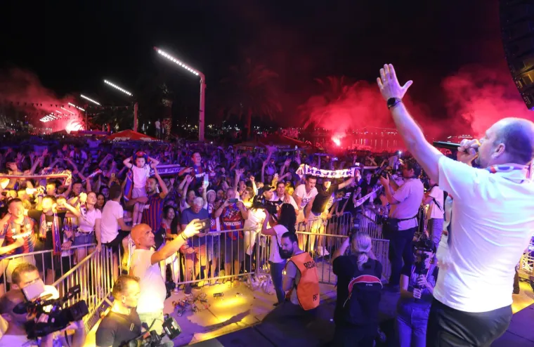 Split je u transu, razdragano mnoštvo zapalio je popularni pjevač