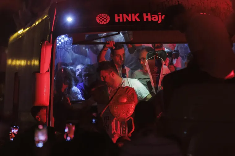 Pogledajte kaos koji je zavladao kad su osvajači Kupa Hrvatske do&scaron;li na prepunu Rivu