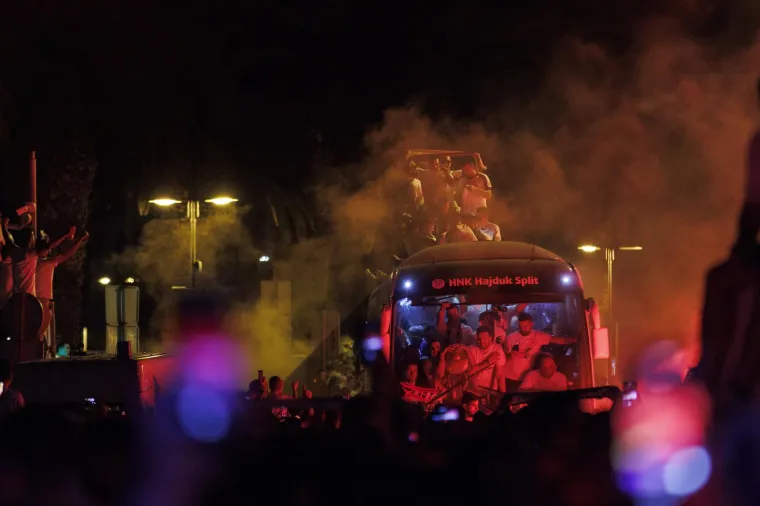 Pogledajte kaos koji je zavladao kad su osvajači Kupa Hrvatske do&scaron;li na prepunu Rivu