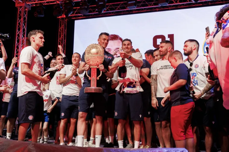 Pogledajte kaos koji je zavladao kad su osvajači Kupa Hrvatske do&scaron;li na prepunu Rivu