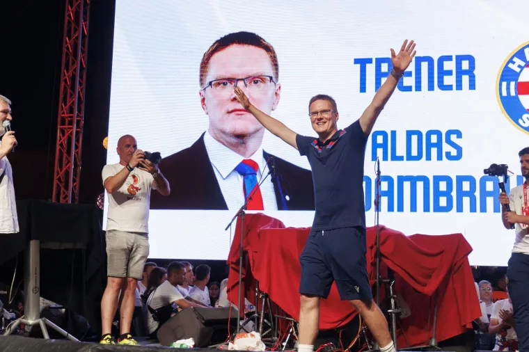 Pogledajte kaos koji je zavladao kad su osvajači Kupa Hrvatske do&scaron;li na prepunu Rivu