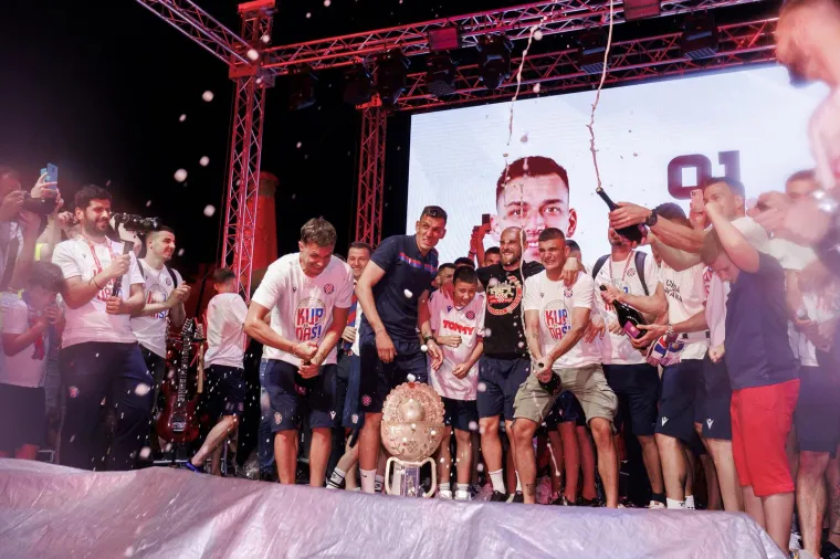 Pogledajte kaos koji je zavladao kad su osvajači Kupa Hrvatske do&scaron;li na prepunu Rivu