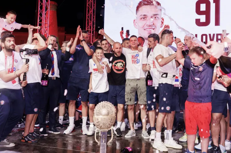 Pogledajte kaos koji je zavladao kad su osvajači Kupa Hrvatske do&scaron;li na prepunu Rivu