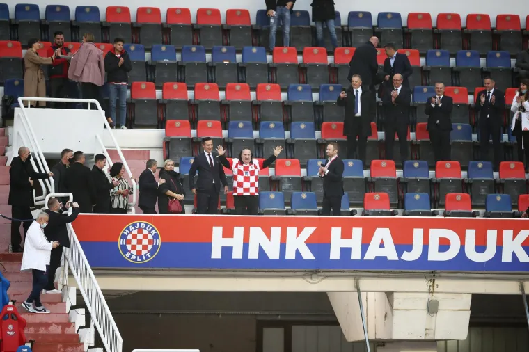 Mišo Kovač ukazao se na Poljudu, navijači ga odmah okupirali, padali selfiji