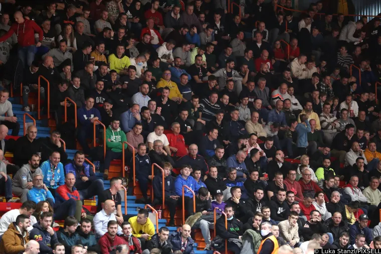 Zaiskrilo na ulazu na stadion, policija i navijači u&scaron;li u manji sukob: 'Hoćete li opet pucat'