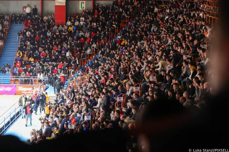 Zaiskrilo na ulazu na stadion, policija i navijači u&scaron;li u manji sukob: 'Hoćete li opet pucat'