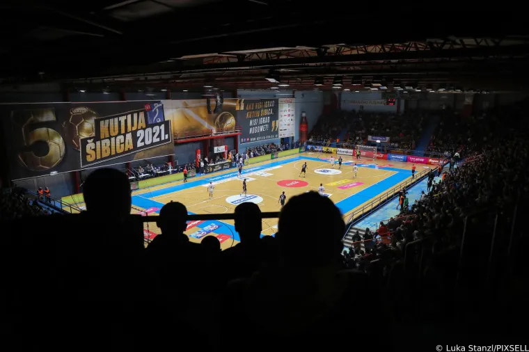 Zaiskrilo na ulazu na stadion, policija i navijači u&scaron;li u manji sukob: 'Hoćete li opet pucat'