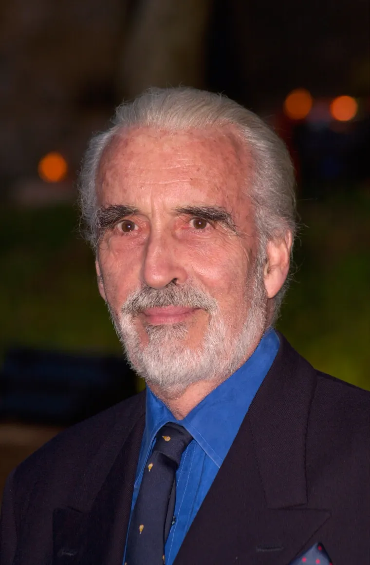 Rođen je kao Christopher Frank Carandini Lee 1922. godine u Engleskoj, od talijanske kontese i časnika britanske vojske. Od 1936. do 1939. godine je studirao, a zatim se pridružio Kraljevskom zrakoplovstvu, stekavši čin poručnika leta tijekom svoje službe u Drugom svjetskom ratu. Lee se tada počeo baviti i glumom. Premda su ga odbijali na audicijama zbog njegove visine od 1,96 metara, na kraju je dobio ulogu u filmu &apos;Koridor zrcala&apos;.