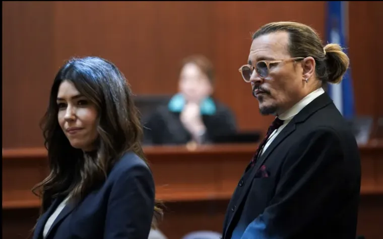 Njezin vlastiti pravni tim bio je prvi koji ju je ispitao, pitajući je da objasni kako je točno patila zbog izjava Deppa. No, odmah je Deppova odvjetnica Camille Vasquez uložila prigovor, koji je često ponavljala.