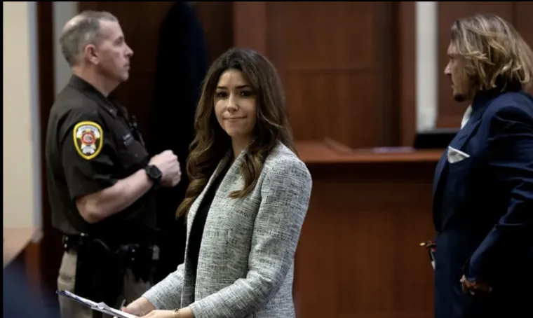  Optužila je svog biv&scaron;eg da je vodio kampanju i nagovarao milijune ljudi da ju &ldquo;otkažu&rdquo;. &ldquo;Johnny mi je obećao, doista obećao, da će me upropastiti&rdquo;, rekla je. "Da će mi uni&scaron;titi karijeru, da će mi oduzeti život, da smrt jedini izlaz. A ako se izvučem, ovo učinit će ovo. Obećao mi je da će me natjerati da mislim  na njega svaki dan."

"Obećao je globalno poniženje. Vidjeli ste sve te poruke. To je samo djelić onoga &scaron;to danas proživljavam. Ono &scaron;to vidite u ovoj sudnici, i drugoj sudnici u koju me je uvukao da ponovim istu stvar, to je samo odjek nasilja i zlostavljanja koje sam pretrpjela unutar na&scaron;eg odnosa. Tu su i kampanje da me otpusti, blokira&hellip; Poku&scaron;aja da uni&scaron;ti moju karijeru, prijetnji koje je iznio da me ponizi na globalnoj razini, žive u stvarnom vremenu, pred vama, dame i gospodo. Posljednjih &scaron;est tjedana i za cijeli svijet, budući da ovdje postoje kamere&rdquo;, zaključila je Heard.