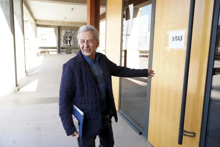 Kada su novinari srpskog Telegrafa pitali Ilića imali komentara na presudu on je prvo opovrgnuo da to nije ni vidio, a onda je govorio: &quot;Gledam utakmicu. Želim gledati utakmicu, sunce moje.&quot; Naime, sudski proces kralja sevdaha i njegove ljubavnice traje već 15 godina, pjevač nije htio priznati sina Devina. 