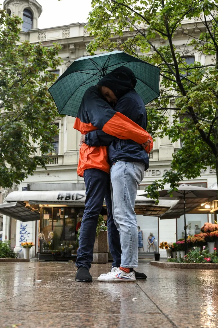 Odlučili su i ne daju se: Dva dečka još su zagrljena na Cvjetnom trgu