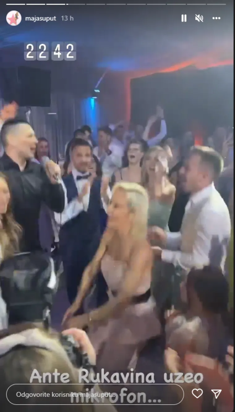 Među uzvanicima je bio i umirovljeni nogometa&scaron; Ante Rukavina, koji je Maji u jednom trenutku uzeo mikrofon i zapjevao.