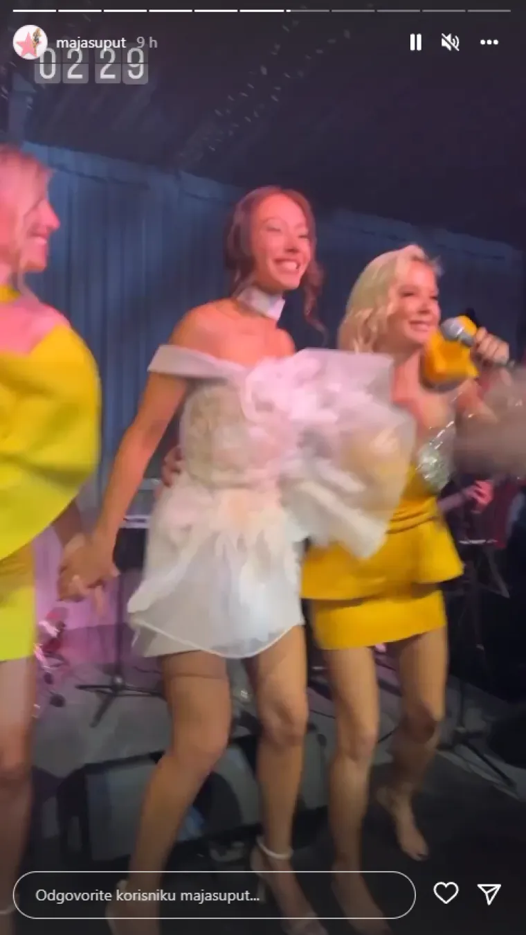 "Da nam je netko rekao prije dvije godine da ćemo u pauzama svirke Petar Gra&scaron;o i ja pričati o bebama i da ću ja njemu odgovarati na sva moguća roditeljska pitanja, ne bi vjerovali... a eto , nek sam i ja nekom starijem od sebe neke stvari s gu&scaron;tom objasnila", napisala je Maja uz njihovu zajedničku fotografiju.