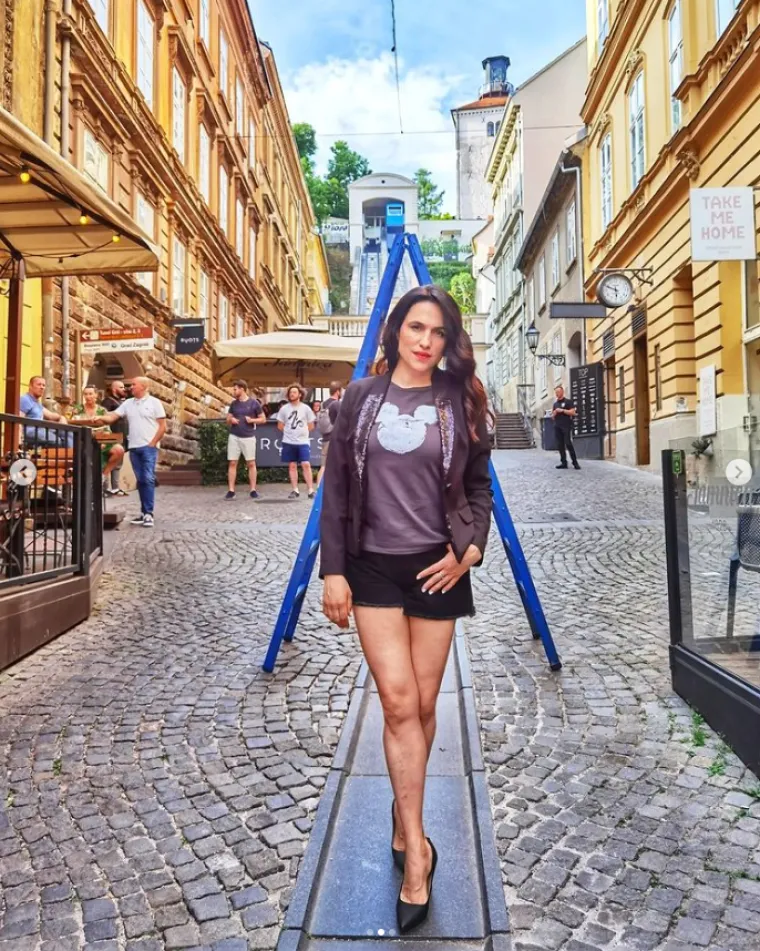 Tako je učinila i nekidan, pozirajući skockana od glave do pete, u štiklama i kratkim hlačicama, kod zagrebačke uspinjače.