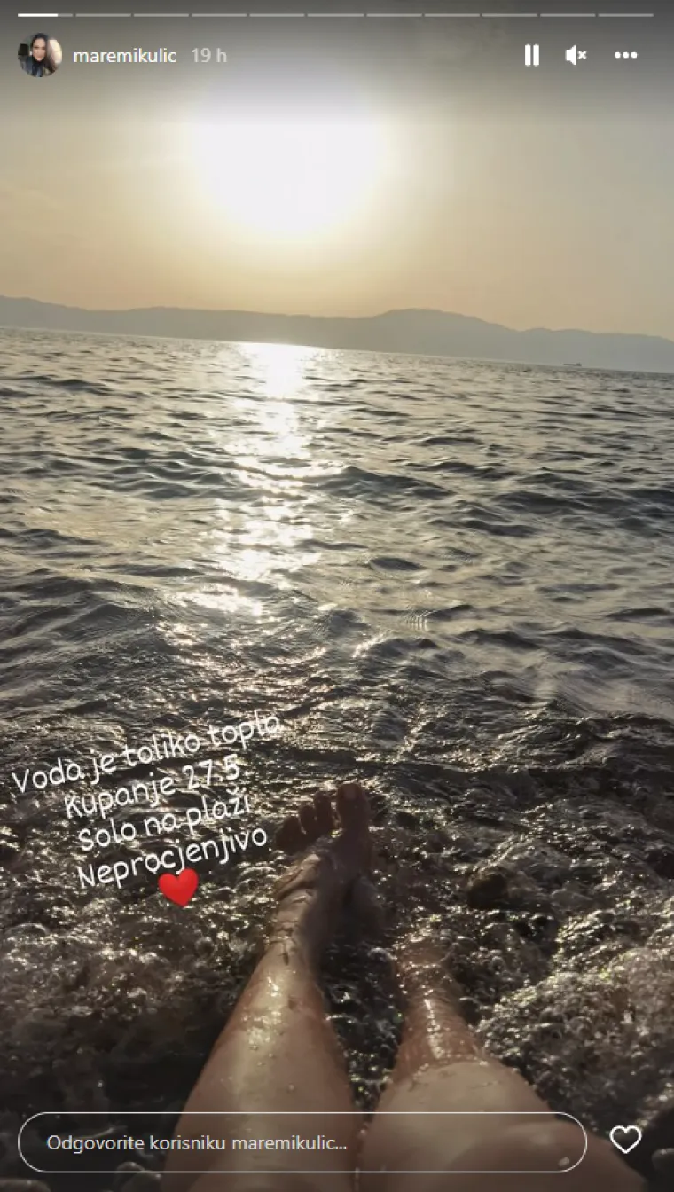 Marijana je podijelila i Instagram priču na kojoj brčka noge u plićaku i napisala kako je more zaista toplo te da se nalazila sama na plaži, a da je uživala potvrdila je i komentarom: &apos;&apos;Neprocjenjivo.&apos;&apos;