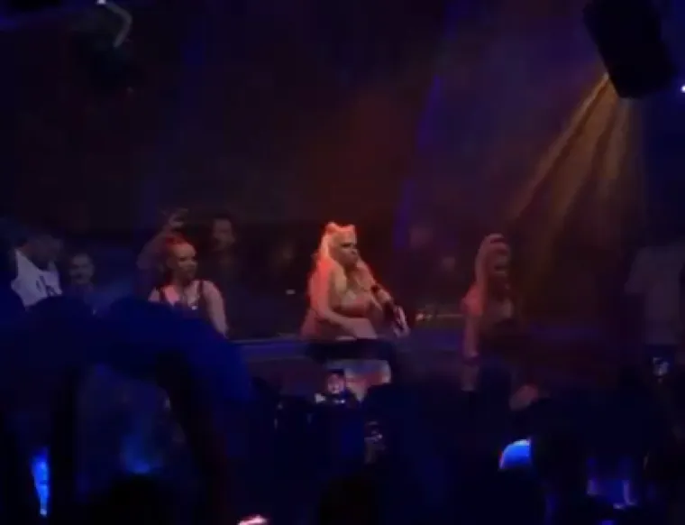 Karleuša zaboravila da joj ogromno poprsje drže tek tanašne vezice i razbacala se kao da ne postoji sutra