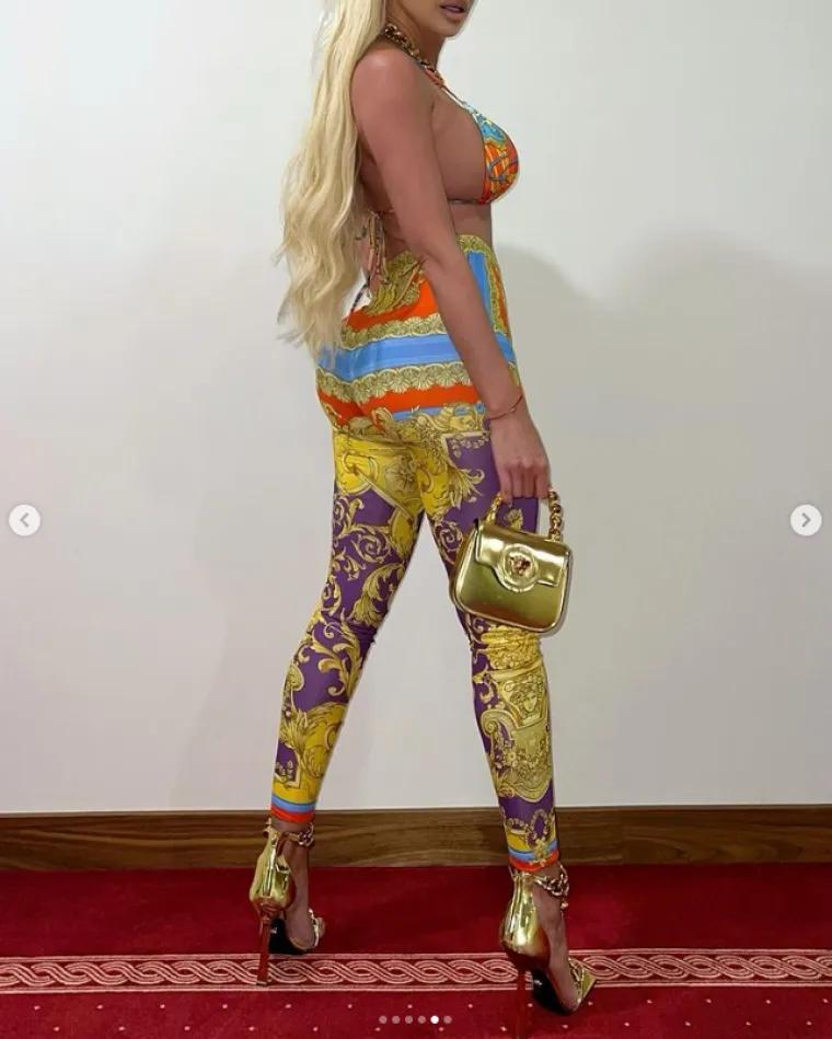 Karleuša zaboravila da joj ogromno poprsje drže tek tanašne vezice i razbacala se kao da ne postoji sutra