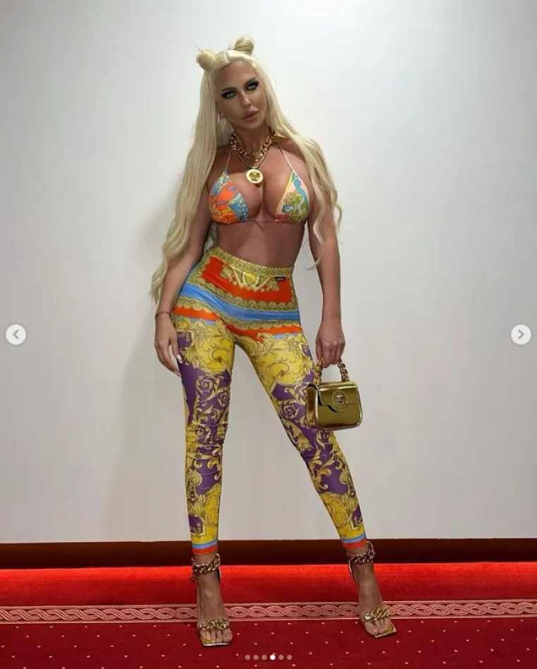 Karleuša zaboravila da joj ogromno poprsje drže tek tanašne vezice i razbacala se kao da ne postoji sutra