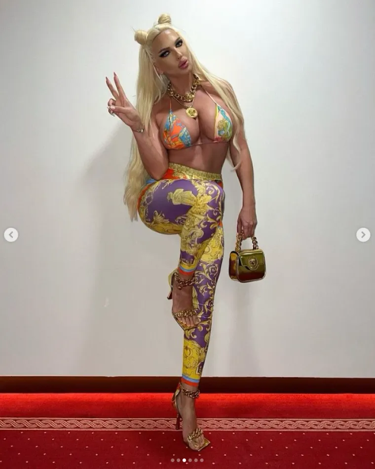 Karleuša zaboravila da joj ogromno poprsje drže tek tanašne vezice i razbacala se kao da ne postoji sutra