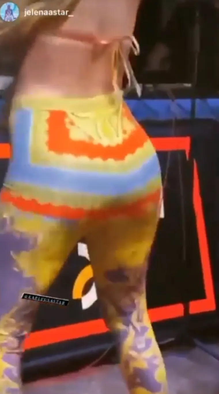 Karleu&scaron;a zaboravila da joj ogromno poprsje drže tek tana&scaron;ne vezice i razbacala se kao da ne postoji sutra