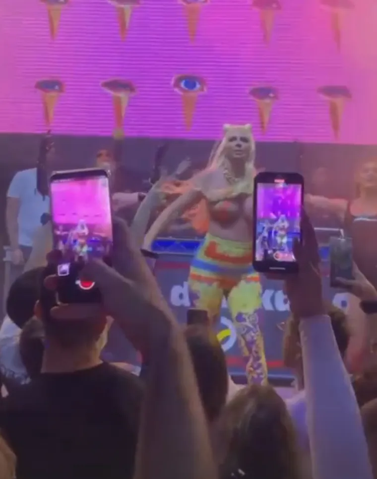 Karleu&scaron;a zaboravila da joj ogromno poprsje drže tek tana&scaron;ne vezice i razbacala se kao da ne postoji sutra