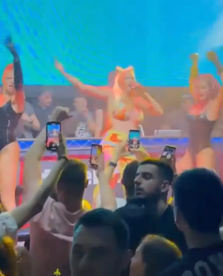 Karleu&scaron;a zaboravila da joj ogromno poprsje drže tek tana&scaron;ne vezice i razbacala se kao da ne postoji sutra