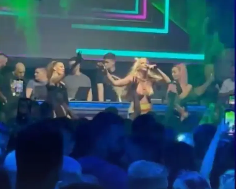 Karleu&scaron;a zaboravila da joj ogromno poprsje drže tek tana&scaron;ne vezice i razbacala se kao da ne postoji sutra