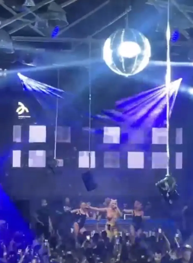 Karleu&scaron;a zaboravila da joj ogromno poprsje drže tek tana&scaron;ne vezice i razbacala se kao da ne postoji sutra