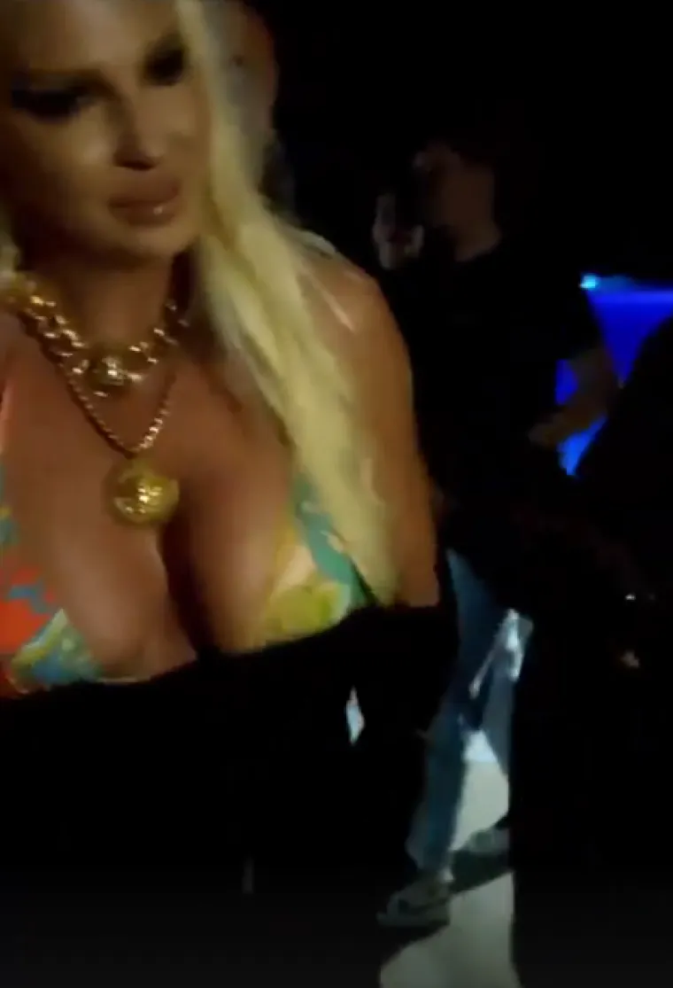 Karleu&scaron;a zaboravila da joj ogromno poprsje drže tek tana&scaron;ne vezice i razbacala se kao da ne postoji sutra