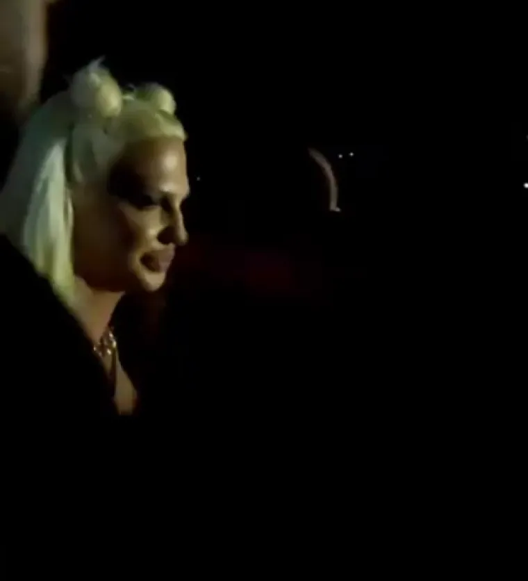 Karleu&scaron;a zaboravila da joj ogromno poprsje drže tek tana&scaron;ne vezice i razbacala se kao da ne postoji sutra