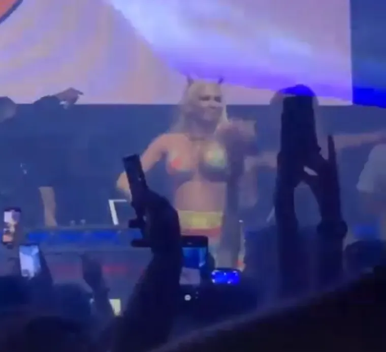 Karleu&scaron;a zaboravila da joj ogromno poprsje drže tek tana&scaron;ne vezice i razbacala se kao da ne postoji sutra