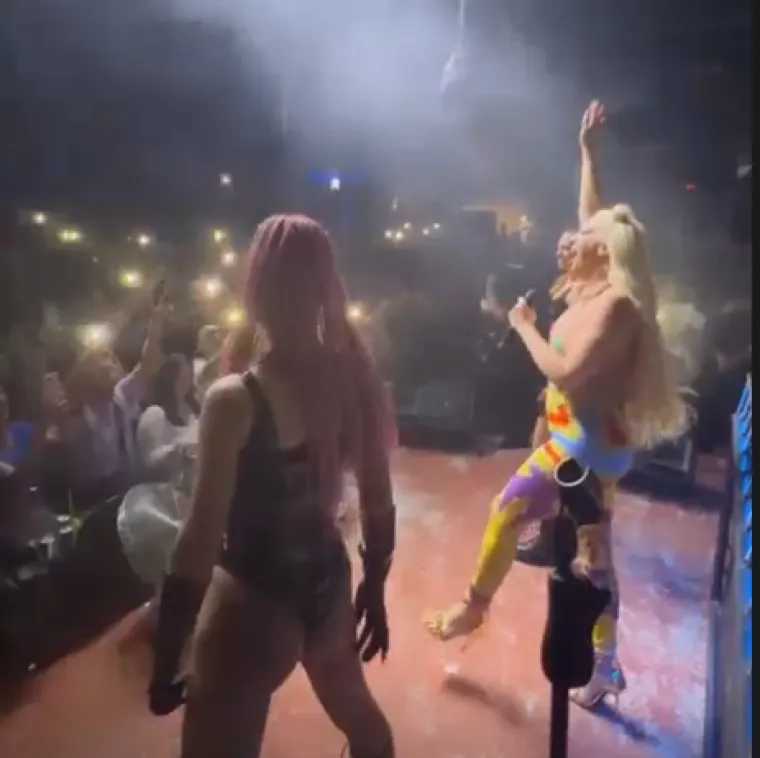 Karleu&scaron;a zaboravila da joj ogromno poprsje drže tek tana&scaron;ne vezice i razbacala se kao da ne postoji sutra