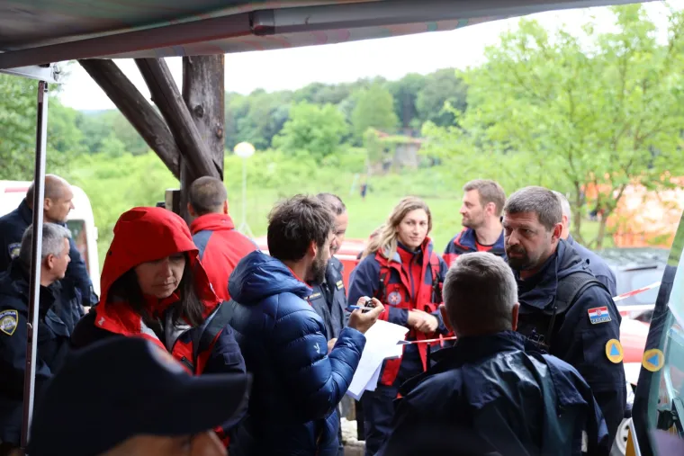 Potraga za palim avionom na slunjskom području