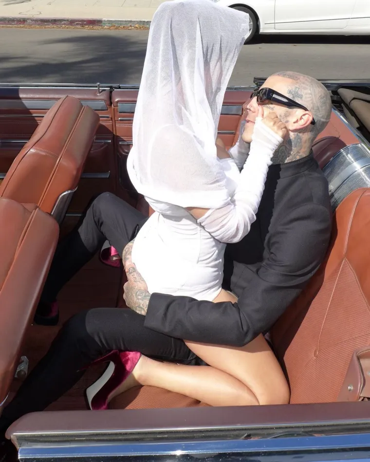 Oprez, Kardashianka objavila najčudnije fotke s vjenčanja, stopala i dekolte su u prvom planu