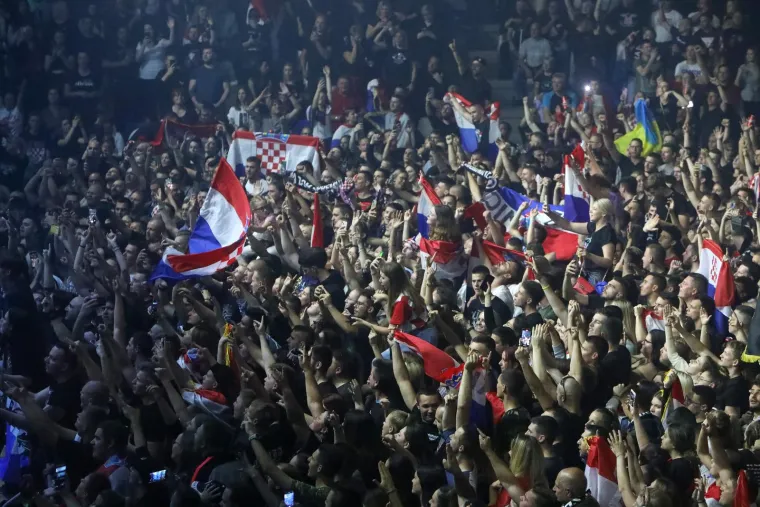 Thompson napunio karlovačku dvoranu Mladost: Ipak, čini se kako ni ovaj put nije moglo proći bez crnih zastava i usta&scaron;kih pozdrava