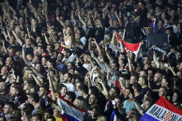 Thompson napunio karlovačku dvoranu Mladost: Ipak, čini se kako ni ovaj put nije moglo proći bez crnih zastava i usta&scaron;kih pozdrava