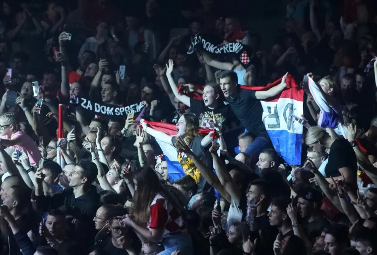 Thompson napunio karlovačku dvoranu Mladost: Ipak, čini se kako ni ovaj put nije moglo proći bez crnih zastava i usta&scaron;kih pozdrava