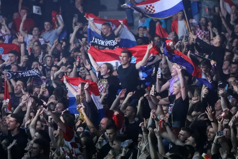 Thompson napunio karlovačku dvoranu Mladost: Ipak, čini se kako ni ovaj put nije moglo proći bez crnih zastava i usta&scaron;kih pozdrava