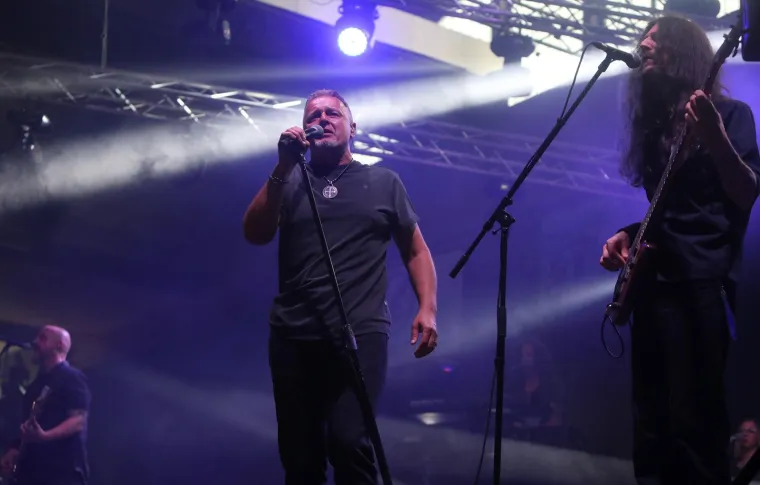 Thompson napunio karlovačku dvoranu Mladost: Ipak, čini se kako ni ovaj put nije moglo proći bez crnih zastava i usta&scaron;kih pozdrava