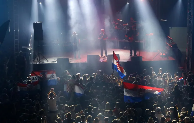 Thompson napunio karlovačku dvoranu Mladost: Ipak, čini se kako ni ovaj put nije moglo proći bez crnih zastava i usta&scaron;kih pozdrava