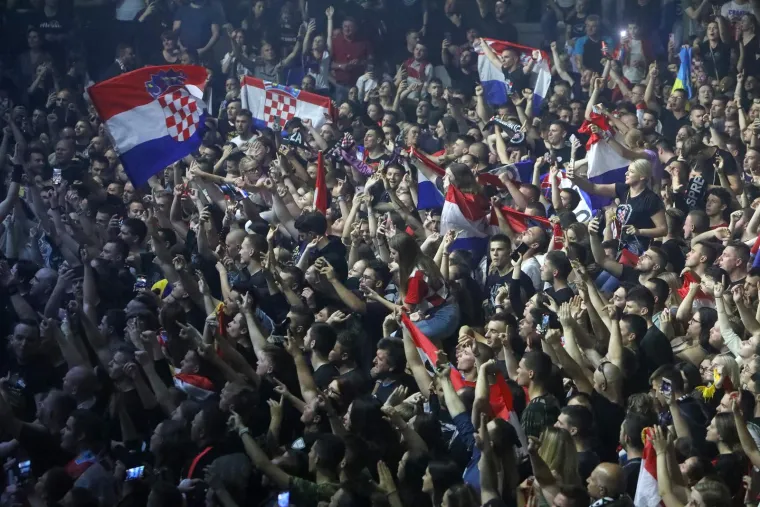 Thompson napunio karlovačku dvoranu Mladost: Ipak, čini se kako ni ovaj put nije moglo proći bez crnih zastava i usta&scaron;kih pozdrava