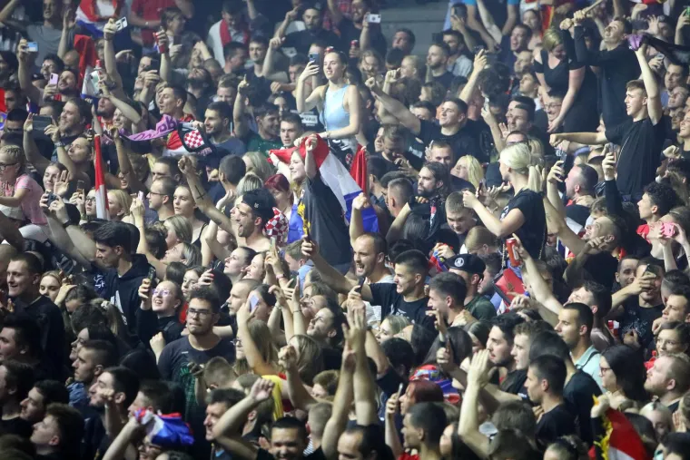 Thompson napunio karlovačku dvoranu Mladost: Ipak, čini se kako ni ovaj put nije moglo proći bez crnih zastava i usta&scaron;kih pozdrava